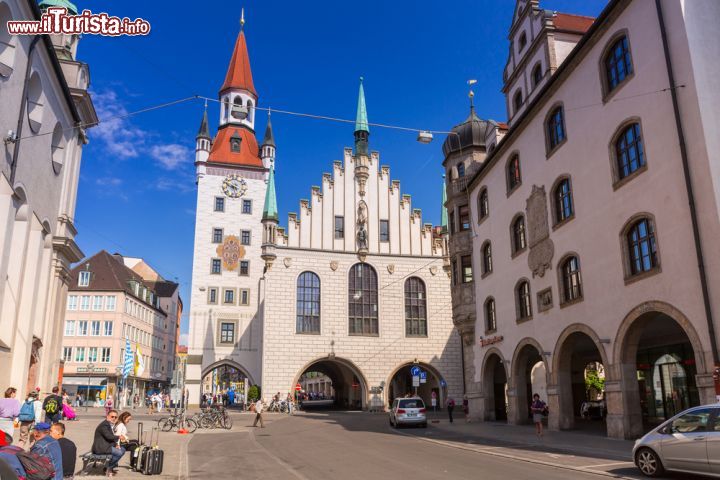 Immagine Il vecchio Municipio (Altes Rathaus) domina il lato est della centralissima Marienplatz- © Patryk Kosmider / Shutterstock.com