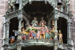 Un classico appuntamento dei turisti a Monaco di Baviera: lo spettacolo del carillon dell'Orologio della torre del nuovo Municipio, sulla Marienplatz - © Yevgenia Gorbulsky / Shutterstock.com ...