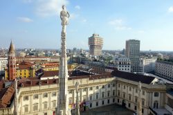 Panorama dal Duomo di Milano: in primo piano, in basso, il complesso di Palazzo Reale, famoso per ospitare ogni anno numerose mostre temporanee - © 199373807 / Shutterstock.com