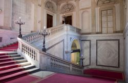 Gli eleganti interni di Palazzo Reale a Milano: in questa foto lo scalone d'onore - © Rob van Esch / Shutterstock.com