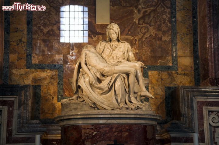 Immagine Il capolavoro del giovane Michelangelo Buonarroti: kla Pietà accoglie i visitatori sulla destra, appena entrati nella Cattedrale di San Pietro - © Mirek Hejnicki / Shutterstock.com