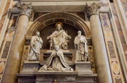 Particolare di una delle cappelle laterali della Basilica di San Pietro a Roma - © Goran Bogicevic / Shutterstock.com