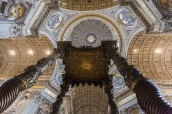 Particolare del cuore della Basilica di San Pietro: il baldacchino del Bernini e la cupola di Michelangelo - © Goran Bogicevic / Shutterstock.com