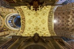 Con il naso all'insù ad ammirare la volta della Basilica di San Pietro a Roma - © Goran Bogicevic / Shutterstock.com