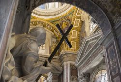 Un gruppo scultoreo all'interno della chiesa di San Pietro, la basilica più importante del mondo per i cattolici - © sarra22 / Shutterstock.com