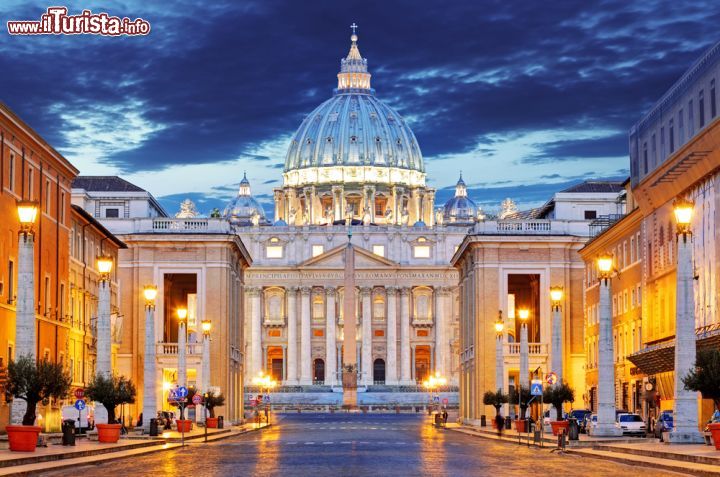 Immagine Fotografia notturna della Basilica di San Pietro illuminata, ripresa da via della Conciliazione - © TTstudio / Shutterstock.com