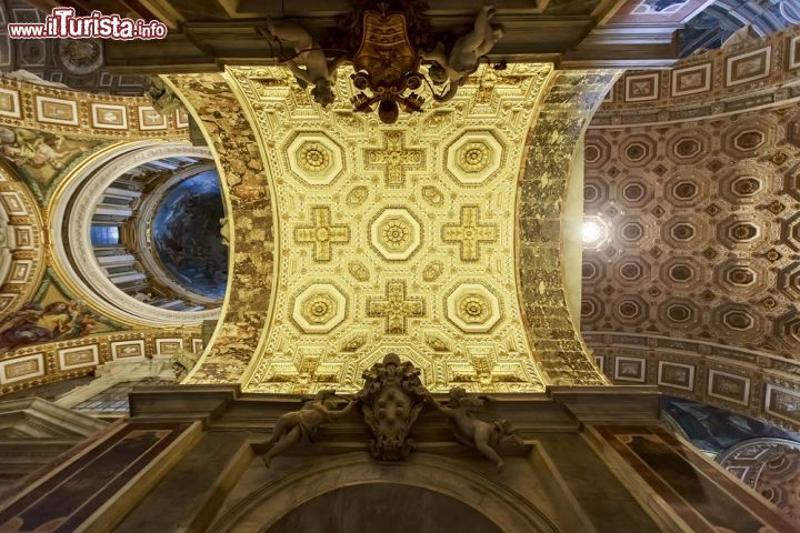 Immagine Con il naso all'insù ad ammirare la volta della Basilica di San Pietro a Roma - © Goran Bogicevic / Shutterstock.com