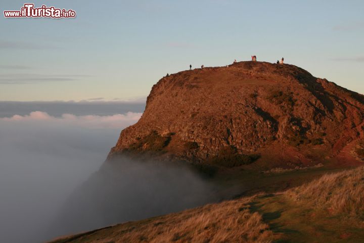 Immagine Mentre una fitta nebbia avvolge Edimburgo, la cima dell'Arthur's Peak, il vulcano spento, riesce ad emergere e ricevere gli ultimi raggi di sole - © Aga & Tomek Adameczek / Shutterstock.com