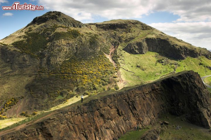 Immagine La montagna che domina Edimburgo si chiama Arthur's Seat: si tratta in realtà di un antico vulcano, la cui formazione risale ad oltre 300 milini di anni fa - © cristapper / Shutterstock.com