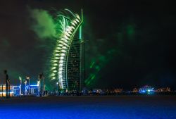Fuochi artificiali a capodanno presso l'hotel Burj al Arab di Dubai - © Umar Shariff / Shutterstock.com 