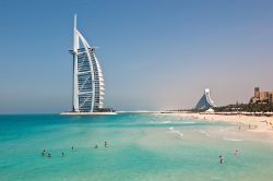 La grande spiaggia a fianco del Burj al Arab, l'hotel di Dubai a forma di grande vela - © muznabutt / Shutterstock.com 