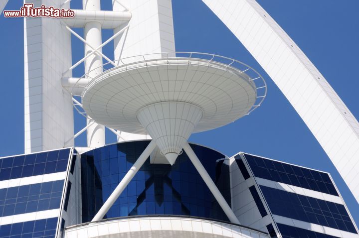 Immagine L'eliporto del Burj al Arab di Dubai, qui  a più di 200 metri di altezza, venne giocato il famoso match fra Agassi e Federer - © Philip Lange / Shutterstock.com