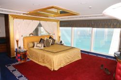 Interno di una camera da letto di lusso nell'albergo Burj al_Arab a Dubai - © Joseph Calev / Shutterstock.com 