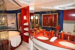 Il bagno di una lussuosa suite all'hotel Burj el Arab di Dubai. La Royal Suite costa ben 9.000 euro a notte - © Joseph Calev / Shutterstock.com 
