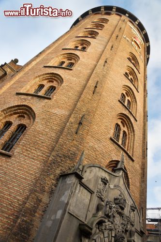 Immagine Alta circa 36 metri, la Torre Rotonda di Copenaghen ospita al suo interno una biblioteca e sulla cima un antico osservatorio astronomico - © luis abrantes / Shutterstock.com