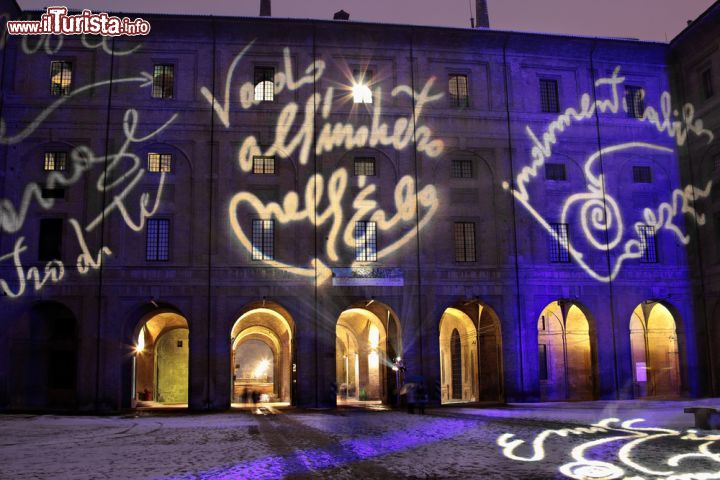 Immagine Proiezione di luci e frasi sulle pareti del Palazzo della Pilotta a Parma, durante il periodo natalizio - © iryna1 / Shutterstock.com
