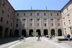 Coorte interna del Palazzo della Pilotta a Parma ...