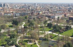 Il panorama del Parco Sempione, il piùgrande èarco di Milano, che vediamo estendersi a perdita d'occhio sullo sfondo - © Claudio Divizia / Shutterstock.com