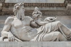 Una statua che fa parte del complesso dell'Arco della Pace di Parco Sempione a Milano- © Oleg Senkov / Shutterstock.com