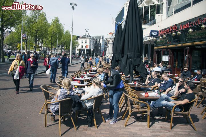 Immagine Bar e caffè lungo la Rembrandtplein assicurano una piacevole pausa durante la vostra visita di Amsterdam - © Anton Havelaar / Shutterstock.com