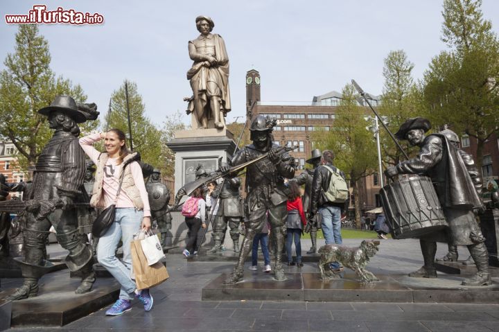 Immagine Selfie e foto ricordo sono un classico della piazza Rembrandtplein ad Amsterdam - © Anton Havelaar / Shutterstock.com