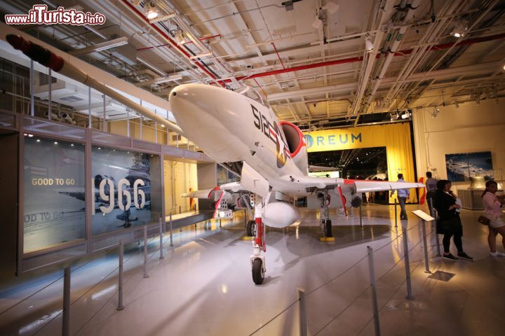 Immagine Un aereo A4 Skyhawk esposto in un hangar dell'Intrepid Sea, Air and Space Museum a New York City, USA- © a katz / Shutterstock.com