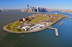 Panorama su Governors Island, New York - Da base militare a attrazione turistica. Siamo a Governors Island,172 acri a 800 metri da Brooklyn e Manhattan, divenuta una delle mete più frequentate ...