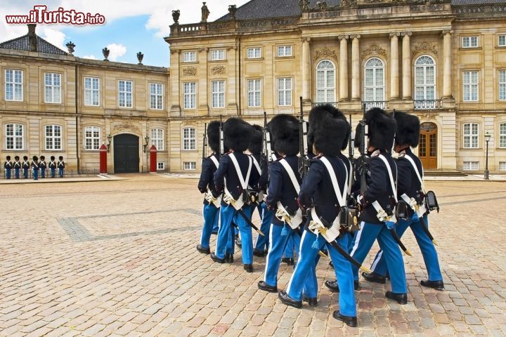 Immagine Il cambio della Guardia al Palazzo di Amalienborg a Copenhagen - © Evikka / Shutterstock.com