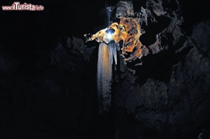 Immagine Il particolare di una stalattite della grotta di Saint-Cezaire-sur-Siagne illuminata da luce artificale per metterne in risalto le caratteristiche sfumature - © Sonja Vietto Ramus