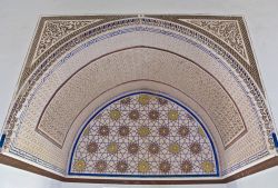 Il sultano Sidi Muhammad ibn Abdallah fece costruire l'elagante Padiglione che domina il complesso dei Giardini di Menara di Marrakech - © Anibal Trejo / Shutterstock.com