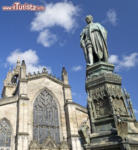 Immagine La facciata ovest della Cattedrale di St. Giles fotografata lungo il Royal Mile di Edimburgo - © Klaus Ulrich Mueller / Shutterstock.com