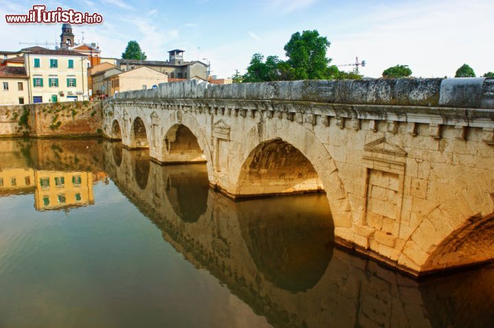 Immagine Il "Ponte del Diavolo", alias il Ponte di Tiberio, fotografato dalla riva del Borgo di San Giuliano a Rimini - © Marina99 / Shutterstock.com