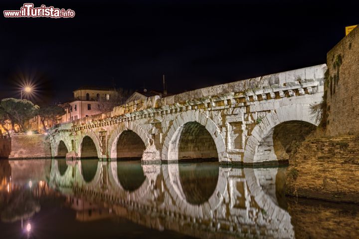 Immagine Una suggestiva fotografia notturna del Ponte di Tiberio, anche chiamato Ponte del Diavolo per la presenza di due "impronte" a forma di piedi di caprone, legati ad una leggenda - © ermess / Shutterstock.com