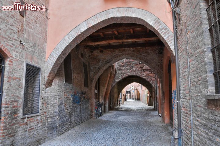 Immagine Il nome della strada deriva dalla presenza di alcuni archi che creano suggestivi effetti prospettici, molto ricercati dagli appassionati di fotografia - © Mi.Ti. / Shutterstock.com