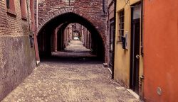 Percorrere il centro storico di Ferrara, e in ...