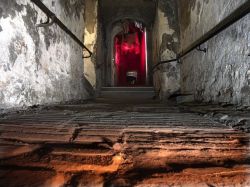 Una strada sotterranea a Edimburgo: siamo nei cunicoli di Mary King's Close, il percorso underground della capitale della Scozia, che vi permette di scoprire una città dimenticata, ...