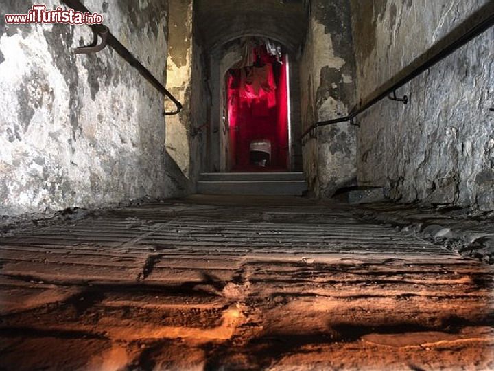 Immagine Una strada sotterranea a Edimburgo: siamo nei cunicoli di Mary King's Close, il percorso underground della capitale della Scozia, che vi permette di scoprire una città dimenticata, resa pià viva dalla presenza di attori in abiti d'epoca - © www.realmarykingsclose.com