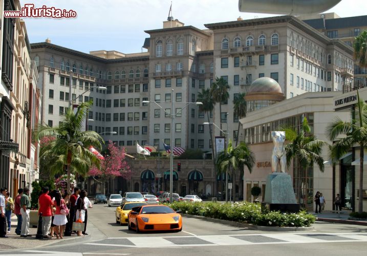 Immagine Auto sportive, di lusso e di grossa cilindrata, un incontro frequente per i turisti in visita a Beverly Hills, quando transitano sulla Rodeo Drive a Los Angeles - © egd / Shutterstock.com