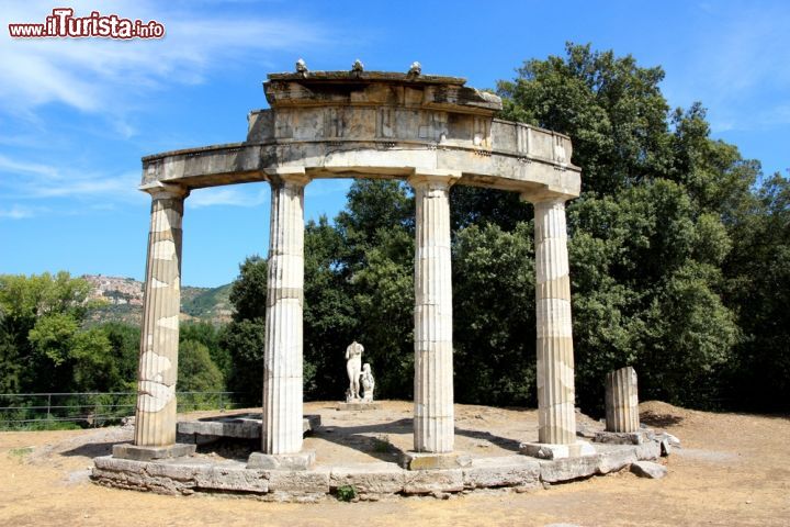 Immagine Resti di un antico colonnato a Villa Adriana, Tivoli - © Valeria73 / Shutterstock.com