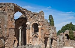 Le rovine archeologiche di Villa Adriana si estendono su di una superficie di 120 ettari, un vero parco archeologico di rara bellezza a Tivoli - © PerseoMedusa / Shutterstock.com