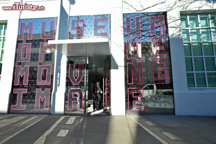 Immagine Ingresso del Museum of the Moving Image, New York - Creato con l'obiettivo di ampliare l'apprezzamento del pubblico per l'arte, la storia e la tecnologia dei film, questo interessante museo multimediale situato a New York City raccoglie e conserva vecchie pellicole, telecamere, proiettori e molti altri oggetti per un totale di circa 130 mila reperti collezionati © Julienne Schaer / nycgo.com