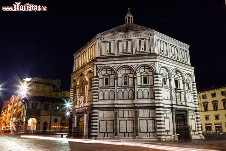 Immagine i marmi bicolore del Battistero di Firenze, fotografati di notte - © anshar / Shutterstock.com