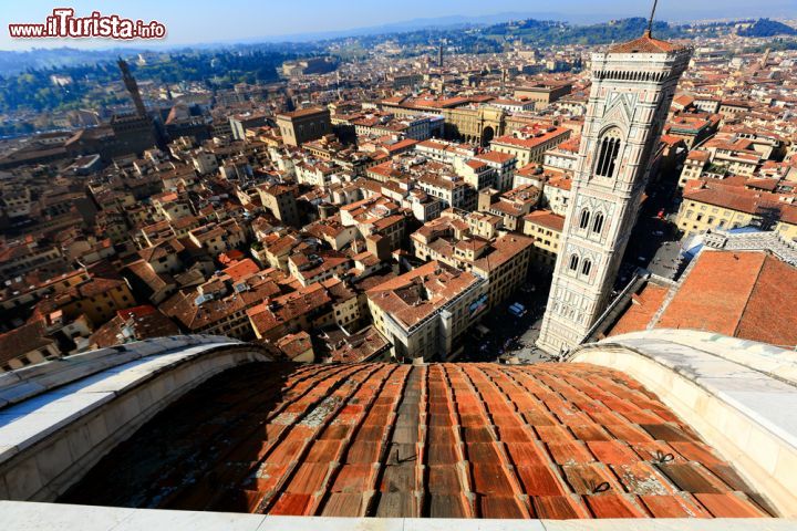 Immagine Uno dei momenti salienti della visita al Duomo di Firenze è la salita alla Cupola del Brunelleschi: il panorama di Firenze dalla sua sommità è straordinario - © CHEN MIN CHUN / Shutterstock.com