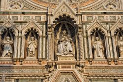 Dettaglio della ricca  facciata del Duomo di Firenze, la Cattedrale di Santa Maria del Fiore - © Andrea Izzotti / Shutterstock.com