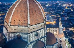 Una fotografia notturna da una prospettiva particolare: il duomo di Firenze fotografato dalla cima del Campanile di Giotto - © CristinaMuraca / Shutterstock.com