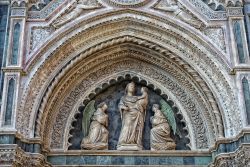 Particolare del portale ingresso della basilica di Santa Maria del Fiore a Firenze - © Andrea Izzotti / Shutterstock.com