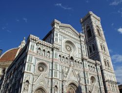 L'inconfondibile facciata della Cattedrale ...