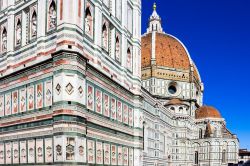 I marmi policromi che rivestono il del Campanile di Giotto e del contiguo Duomo di Firenze - © VOLHA DAROSHCHANKA / Shutterstock.com