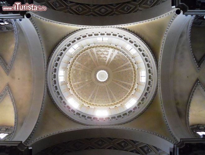 Immagine L'interno della Basilica Ursiana, la cupola della cattedrale della Resurrezione di Nostro Signore Ges Cristo, il Duomo di Ravenna - © Pufui Pc Pifpef I - CC BY-SA 4.0 - Wikimedia Commons.