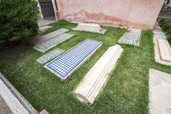 Le tombe nel giardino all'interno del complesso delle Tombeaux Saadiens a Marrakech - © The Visual Explorer / Shutterstock.com 